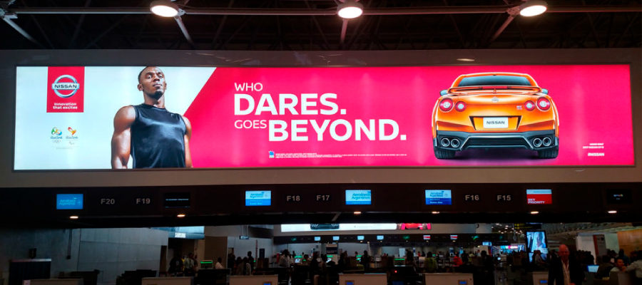 Panel publicitario en counters del aeropuerto