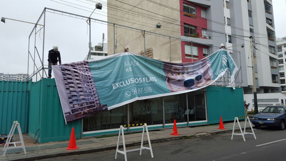 Banner en fachada de sala de ventas