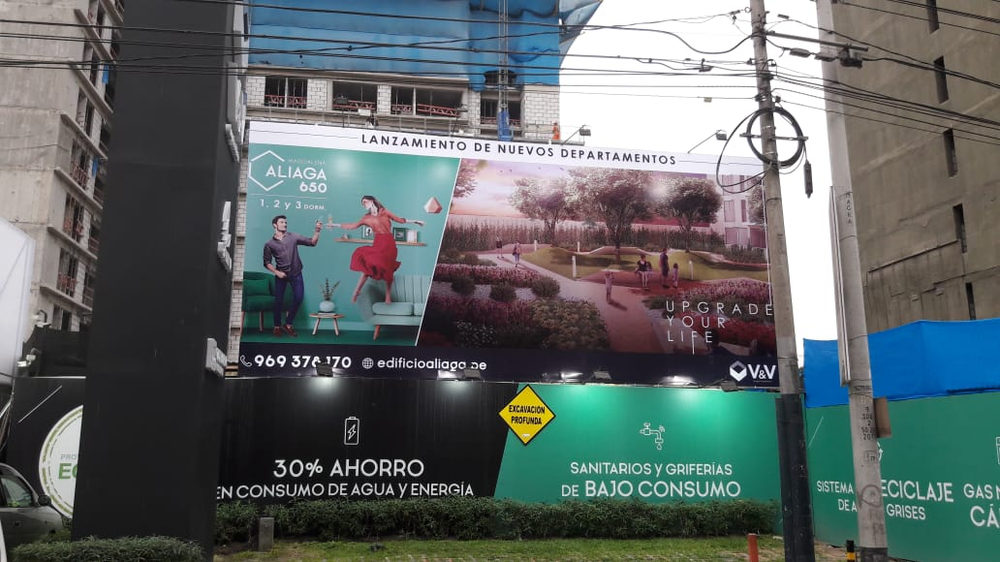 Gigantografía en cerco de obra de un proyecto inmobiliario