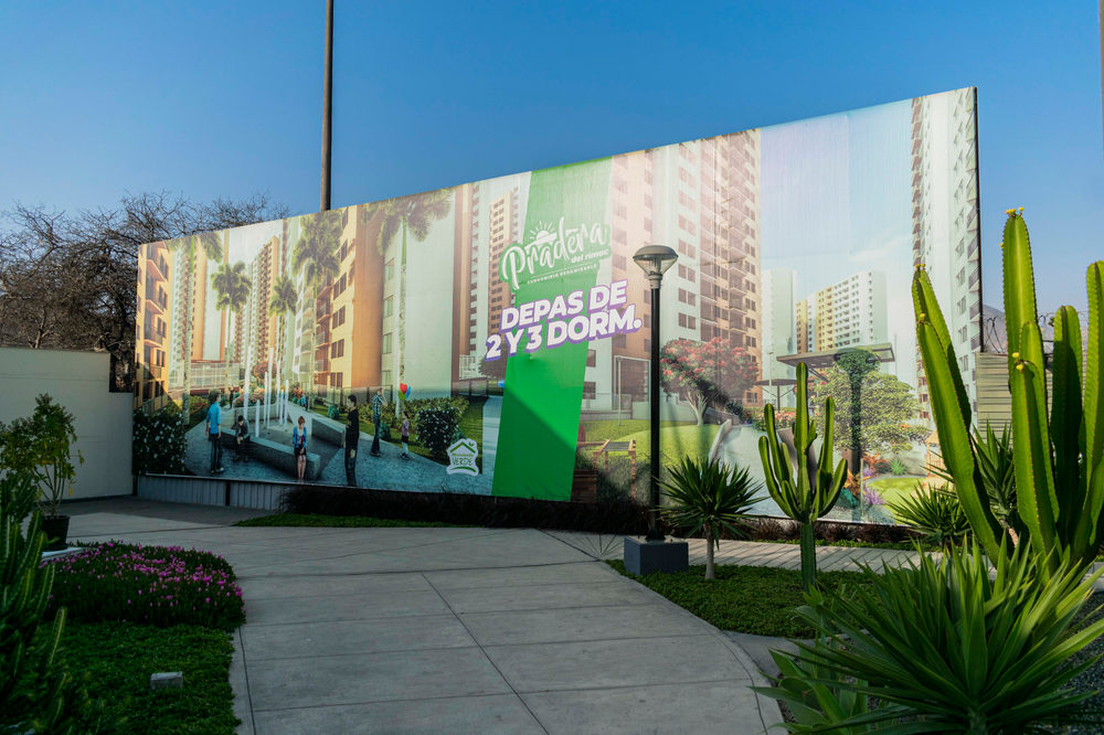 Cerco de obra con paisaje impreso
