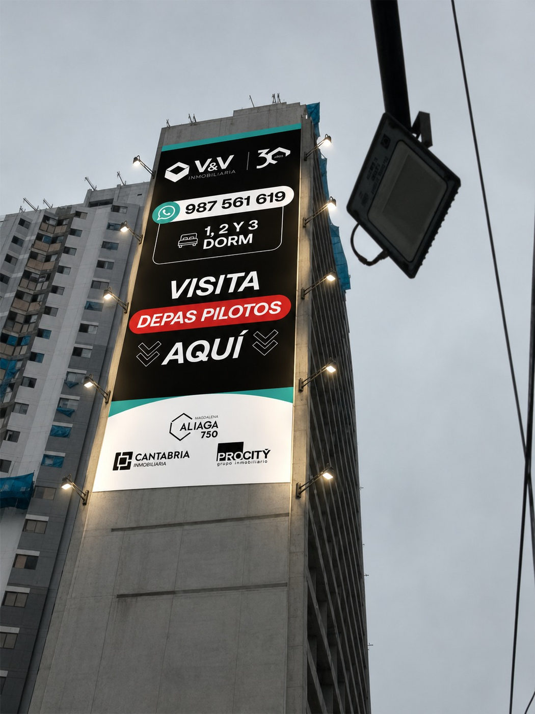 Gigantografía iluminada en la fachada de un edificio de V&V Grupo Inmobiliario