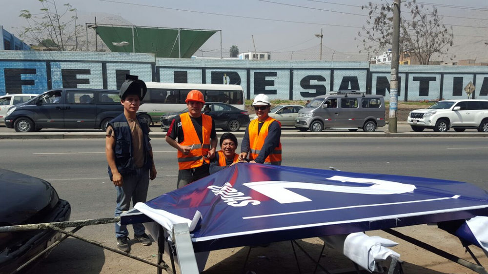 Equipo de instalación con chalecos de seguridad