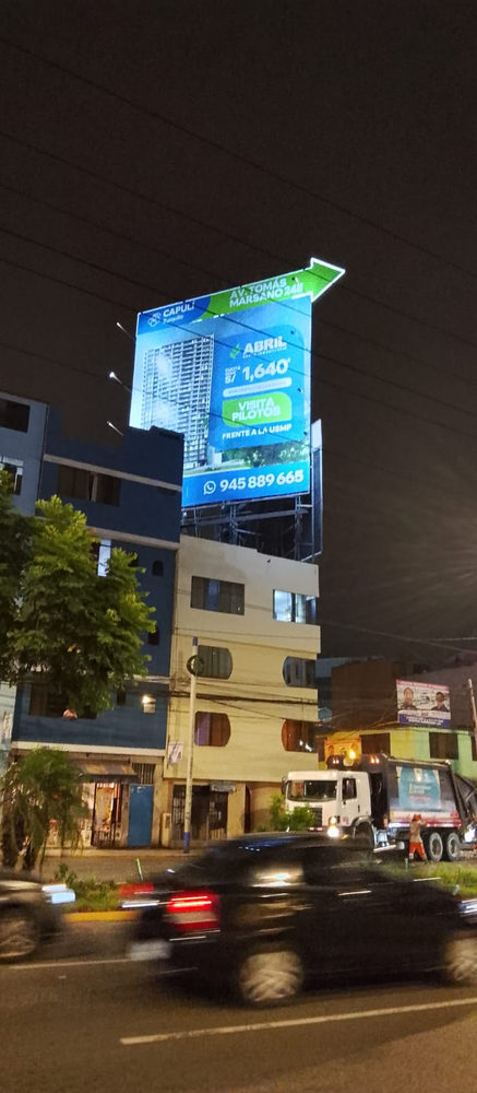Gigantografía iluminada de noche en edificio