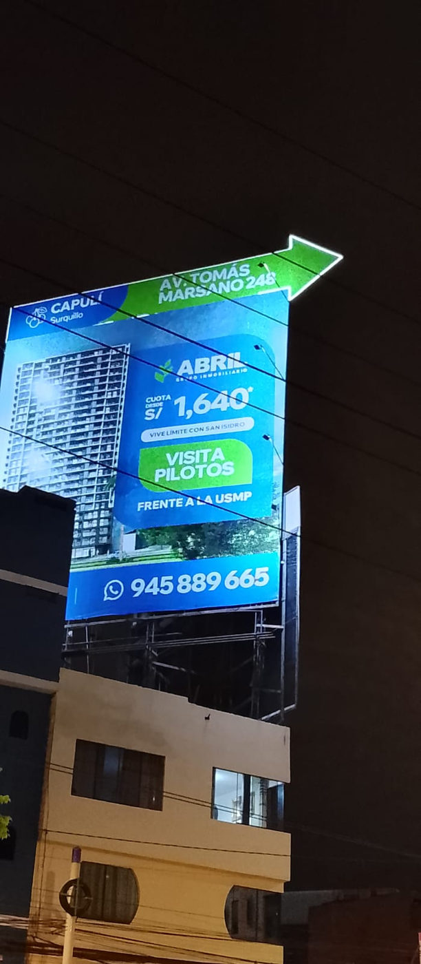 Gigantografía en fachada de edificio en construcción