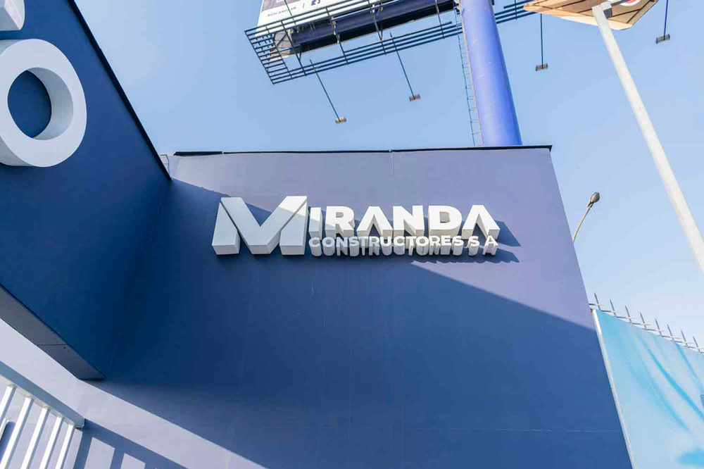 Letras corpóreas de Miranda Constructores en fachada