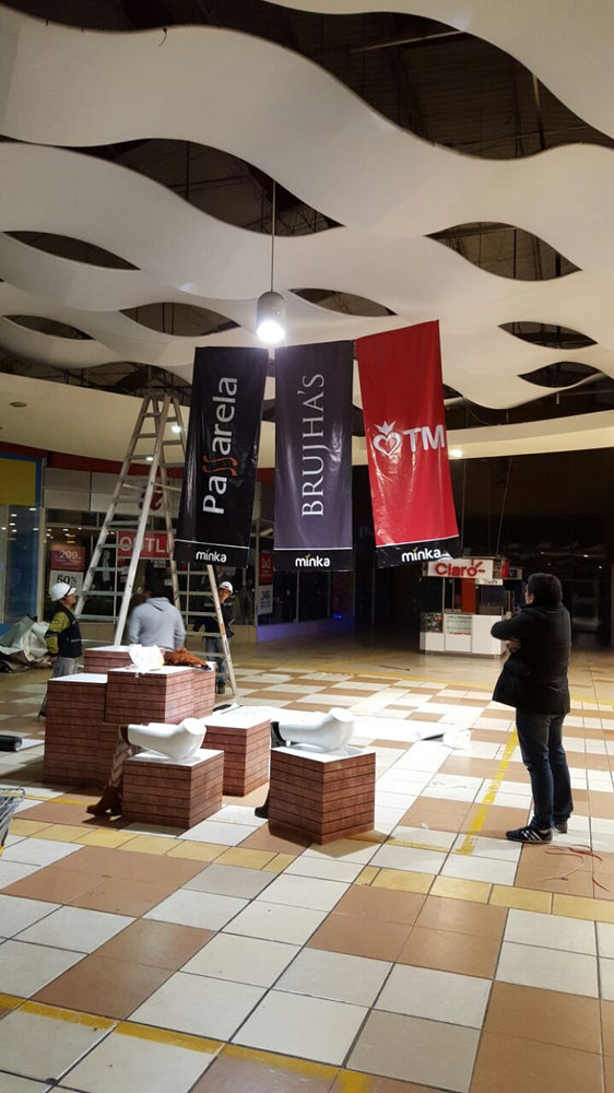 Banderolas colgantes instaladas dentro de un mall