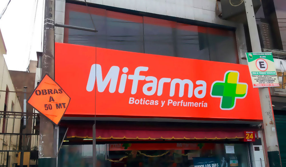 Caja de luz de Mifarma en fachada de farmacia
