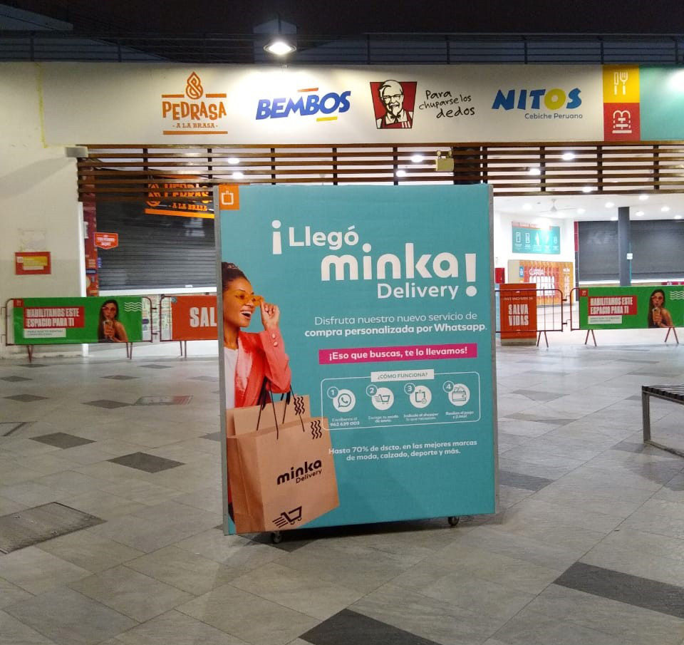 Display publicitario de Minka dentro del centro comercial