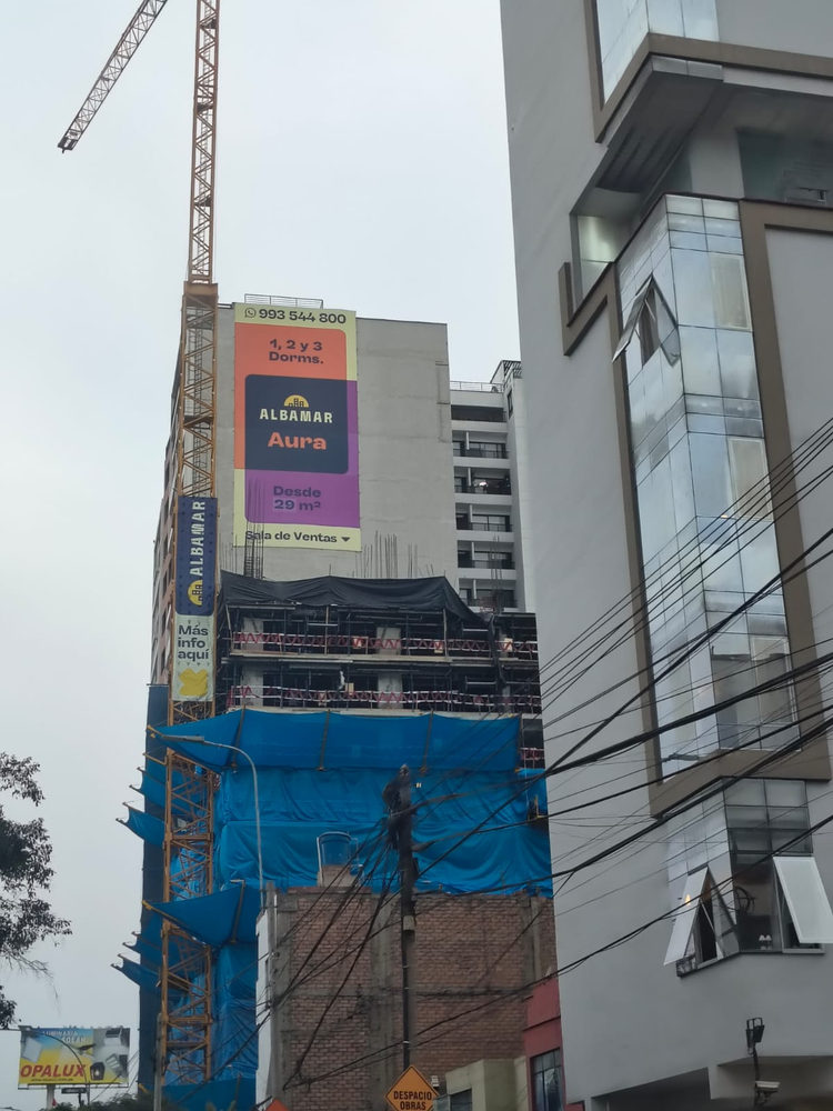 Gigantografía en edificio en construcción