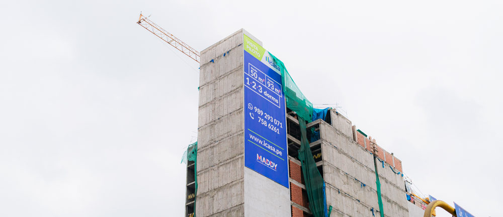 Gigantografía en la fachada lateral de un edificio