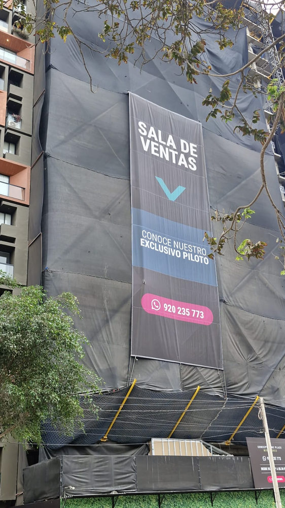 Banner de sala de ventas en fachada de edificio