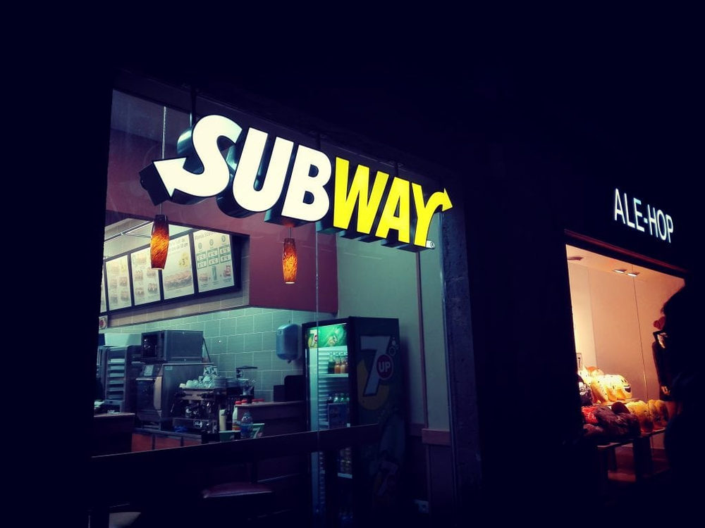 Letrero iluminado de Subway