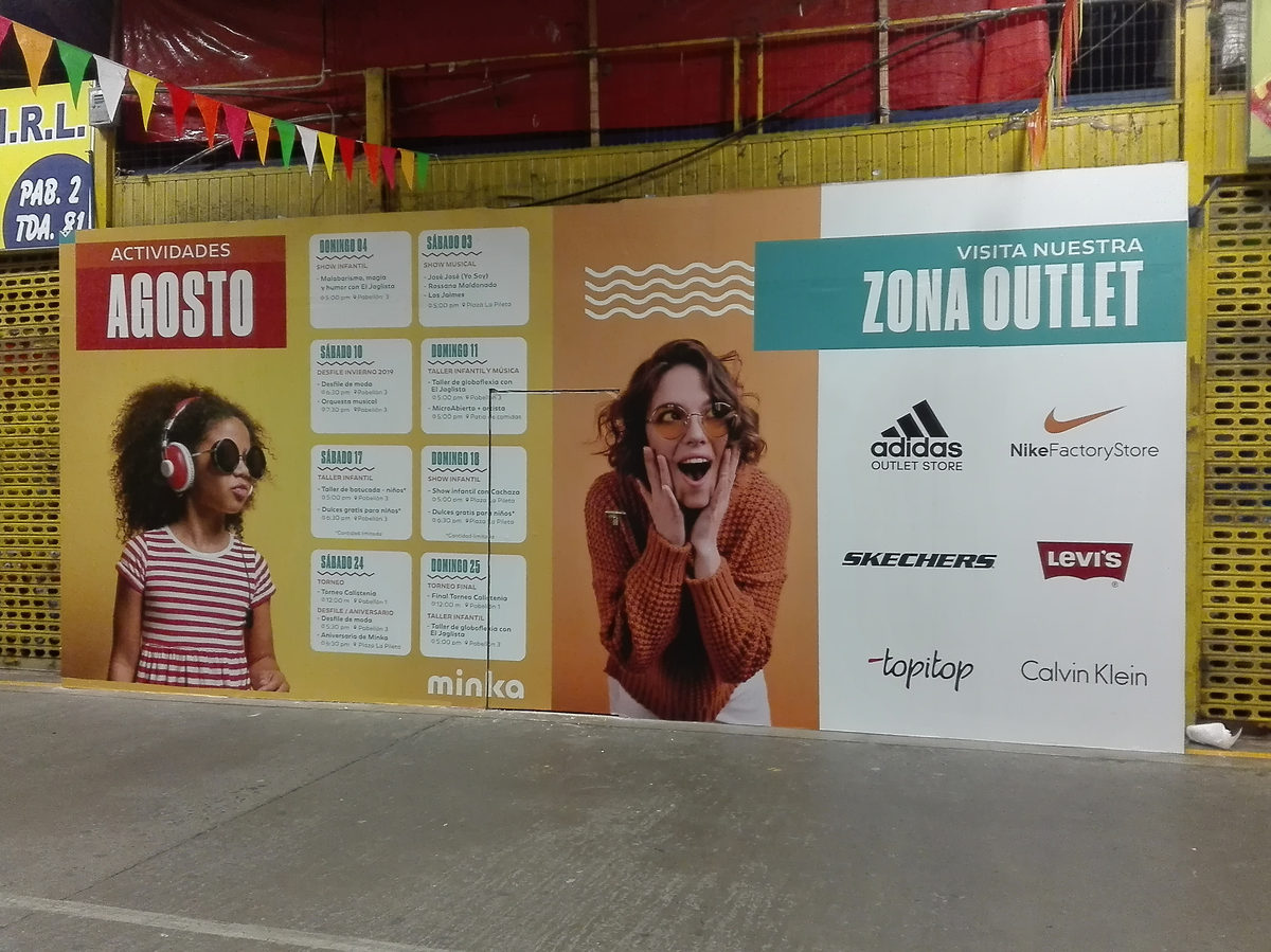 Gráfica de pared en zona outlet de un centro comercial